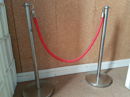 chrome_stanchion_with_red_rope_586797004